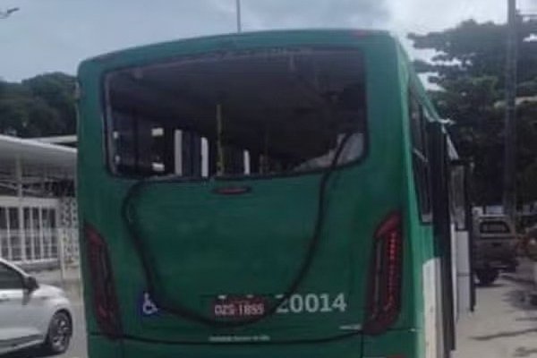 [Ônibus com torcedores do Vitória é atingido por bomba em Salvador]