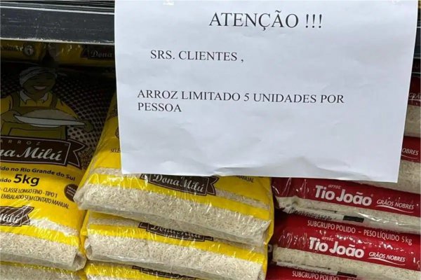 [Supermercados limitam compra de arroz devido a enchentes no RS]