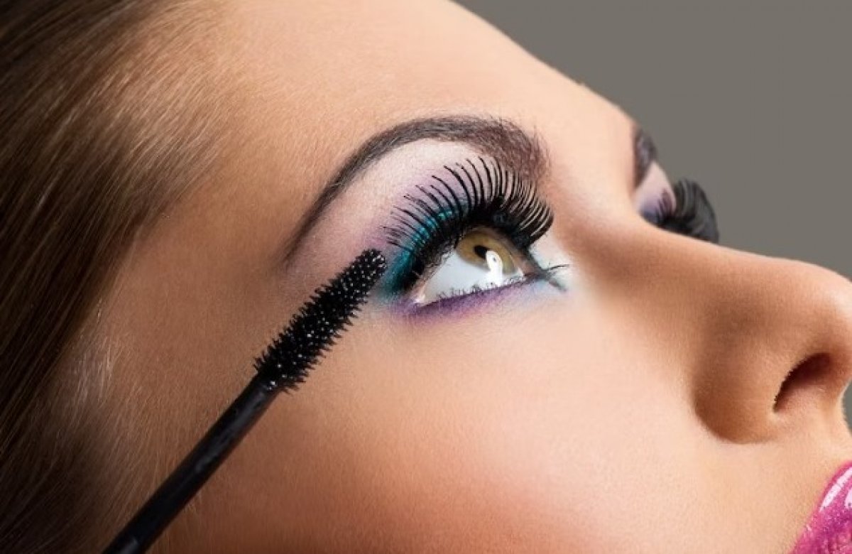[Carnaval: maquiagem, cílios postiços e pomadas modeladoras para tranças podem prejudicar a saúde dos olhos! ]