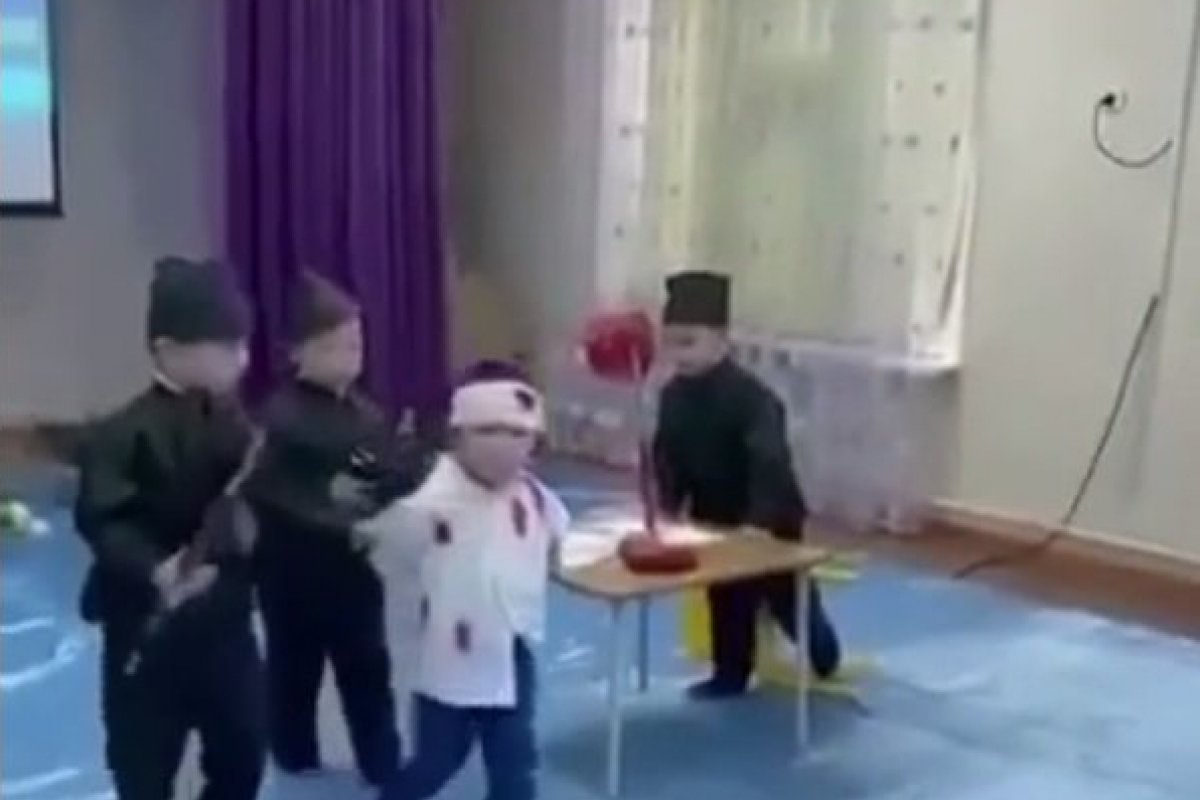 [Vídeo: Teatro de crianças asiáticas encenando execução bomba na web]