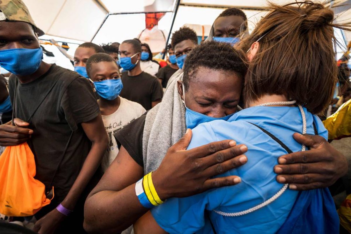 [Itália resgata mais 440 imigrantes em porto na Sicília]