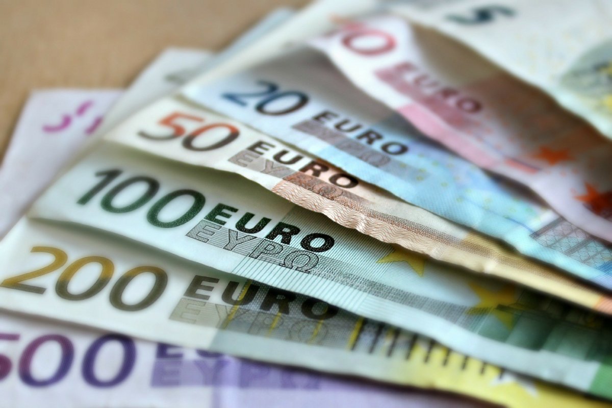 [Após 20 anos, euro ainda rivaliza com o dólar e se prepara para mudar de visual]