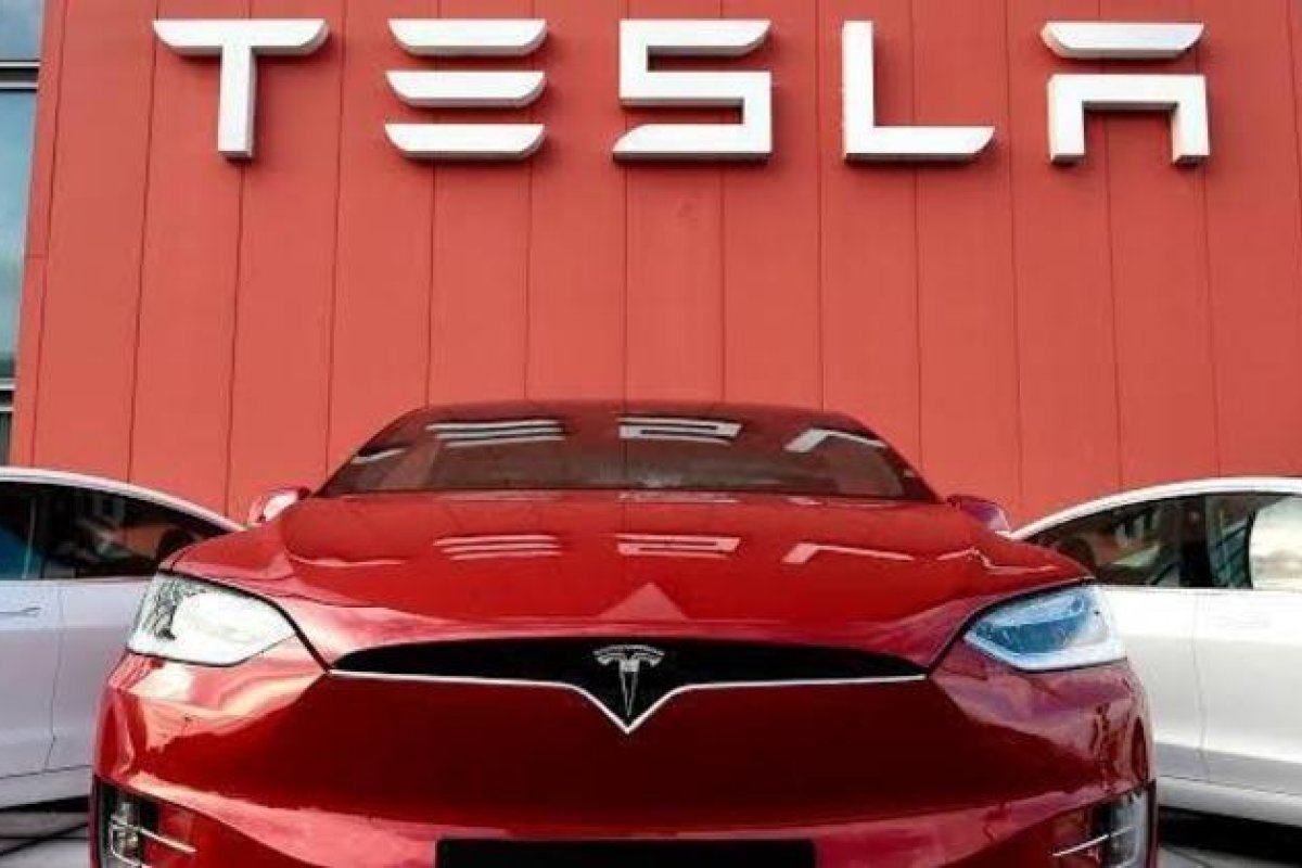 [Hacker de 19 anos confessa que invadiu mais de 25 carros da Tesla remotamente]