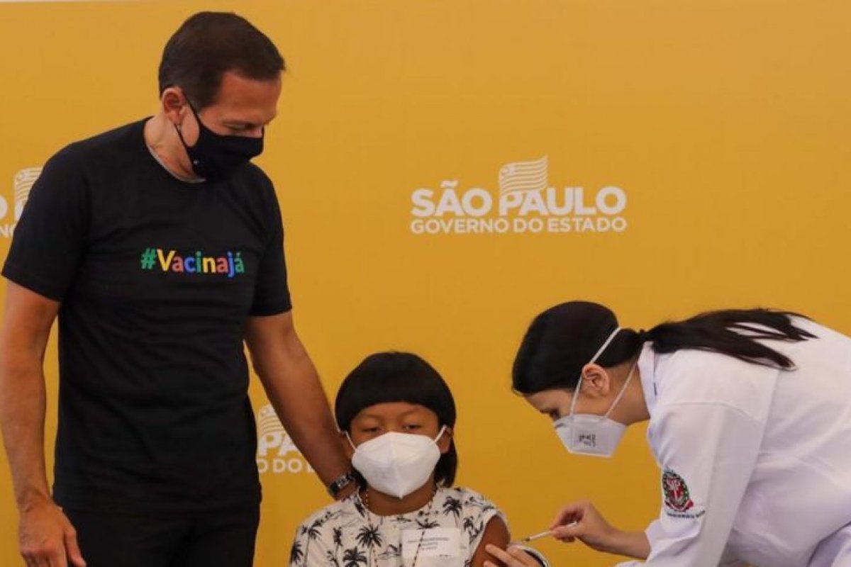[Criança indígena é primeira a ser vacinada no Brasil contra a Covid-19]
