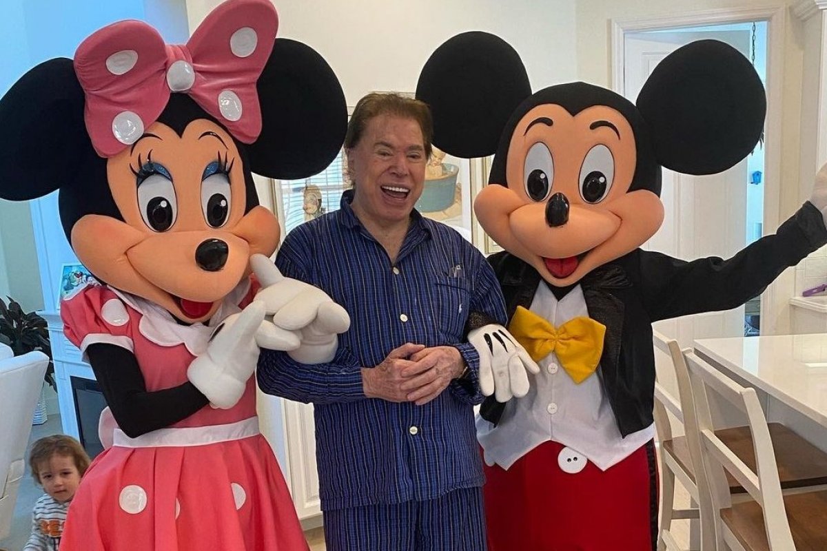 [Mickey e Minnie visitam a mansão de Silvio Santos em Orlando ]