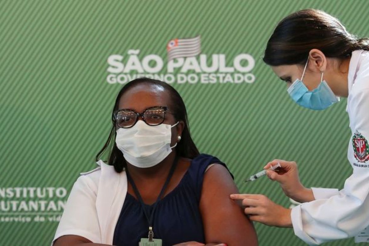 [Vacinação contra Covid-19 completa um ano no Brasil com 68% da população vacinada ]