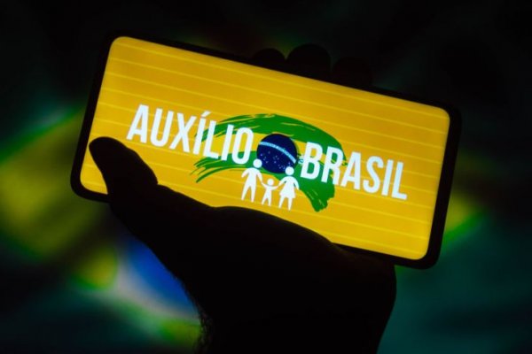 [Auxílio Brasil: Caixa paga hoje beneficiários com NIS final 4 nesta sexta-feira (21)]