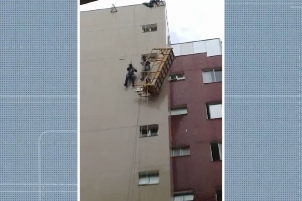 [Trabalhadores ficam presos em plataforma a 35 metros de altura, em Teixeira de Freitas]
