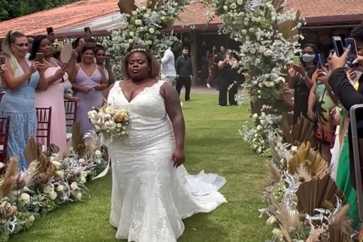 [Veja vídeo! Jojo Todynho se casa com militar no Rio]