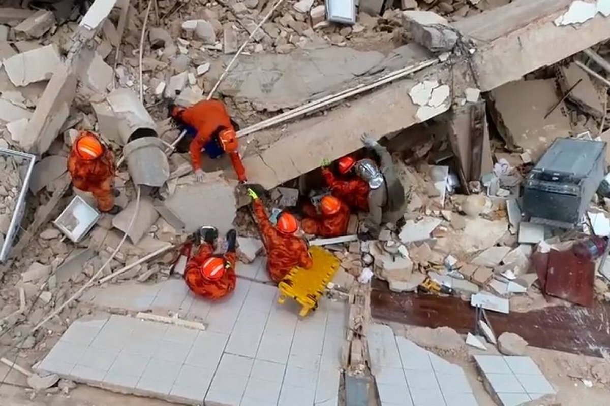 [Mais uma vítima morta é encontrada em destroços de edifício que desabou em Fortaleza]