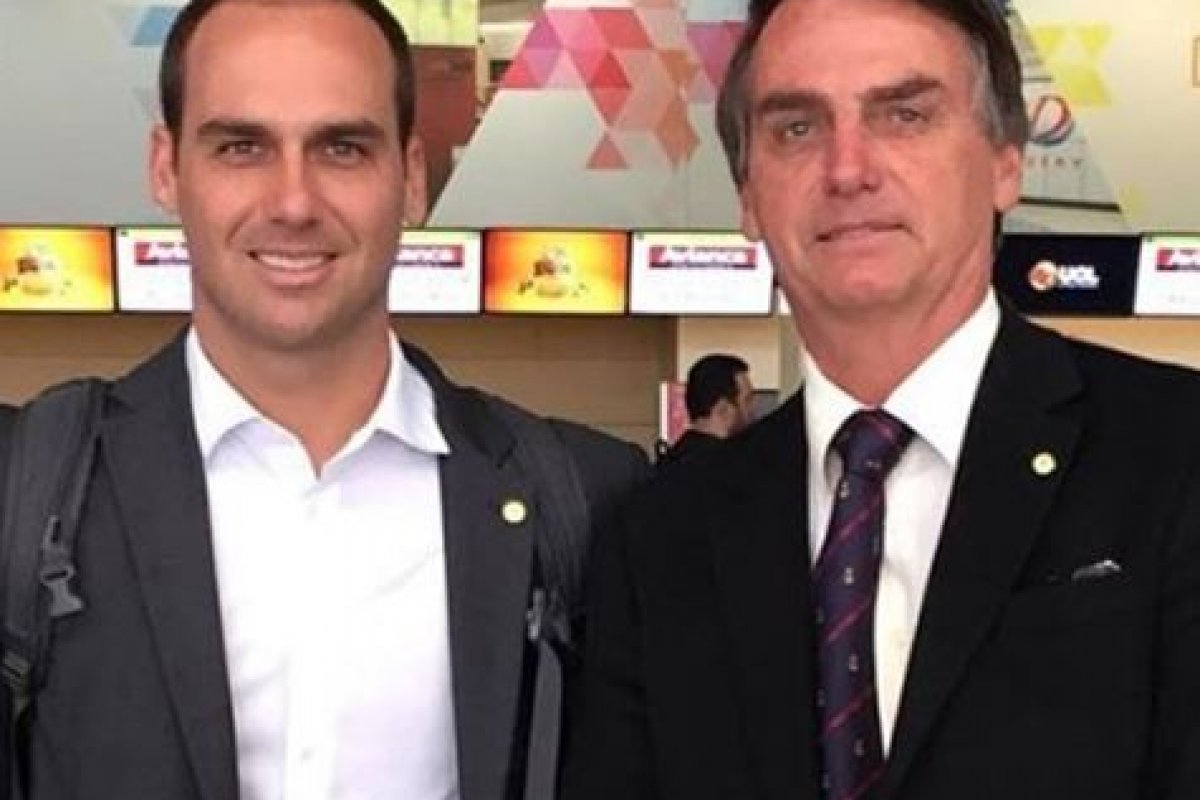 [Bolsonaro mantém indicação do filho para embaixada mesmo após derrota de Eduardo no PSL]