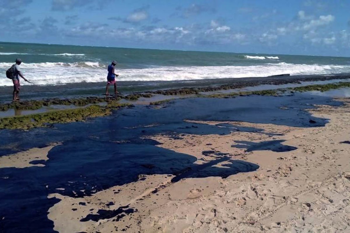 [Vazamento de óleo nas praias é considerado o 