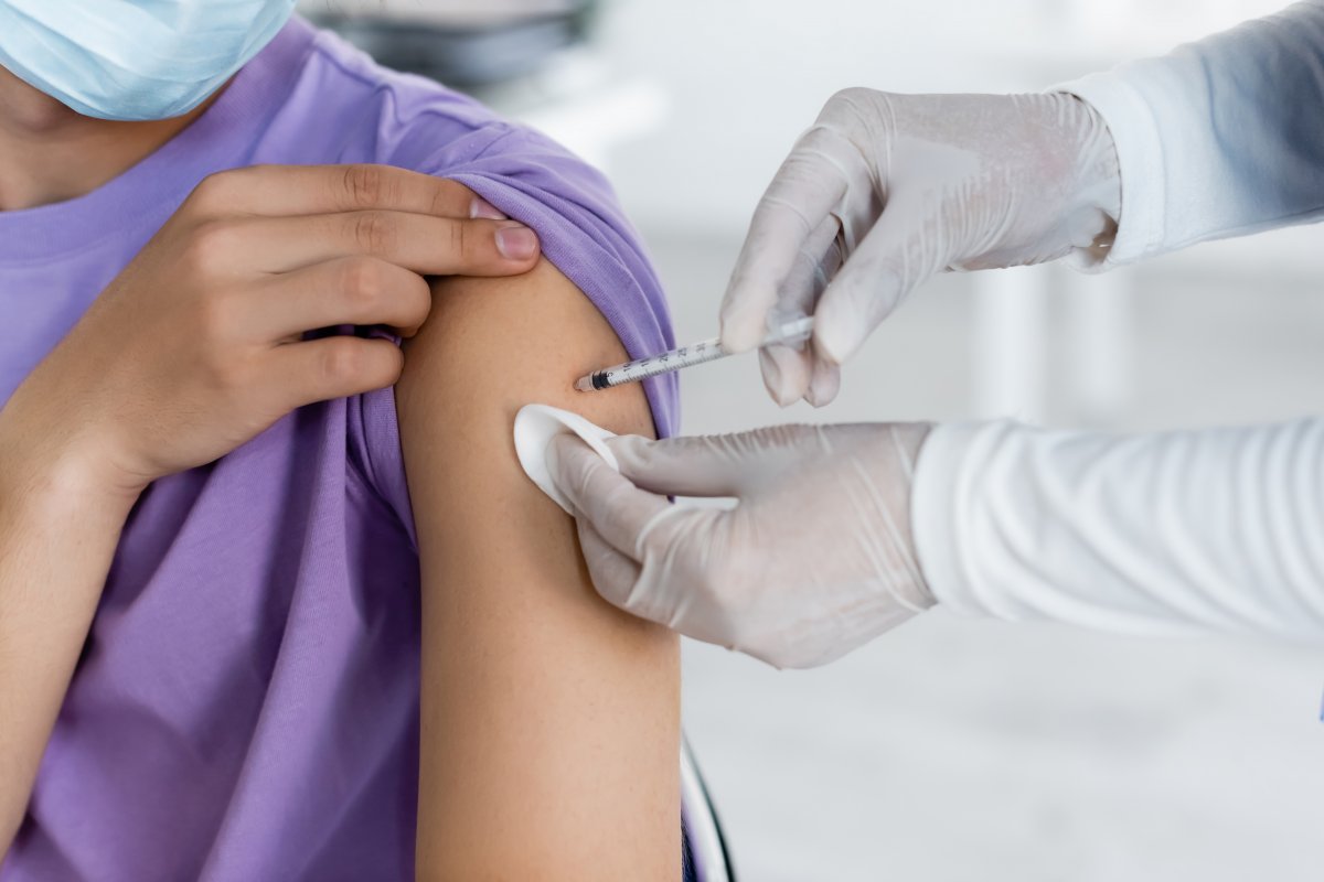 [Menos de 4 entre 10 meninos tomam duas doses de vacina contra HPV apesar de gratuidade no SUS  ]