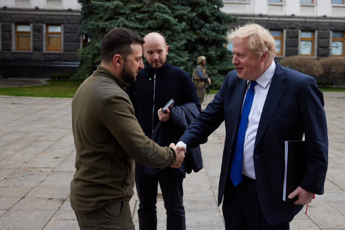 [Primeiro-ministro do Reino Unido viaja à Ucrânia e faz visita surpresa ao presidente Zelenski]