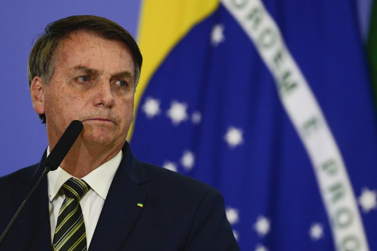 [Questionado sobre motivo de sigilos, Bolsonaro responde no Twitter: 'em 100 anos saberá']
