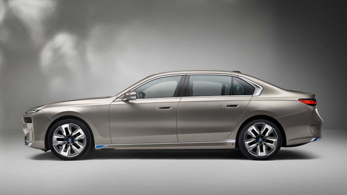 [BMW i7 é novo sedã de luxo e elétrico da marca: conheça ]