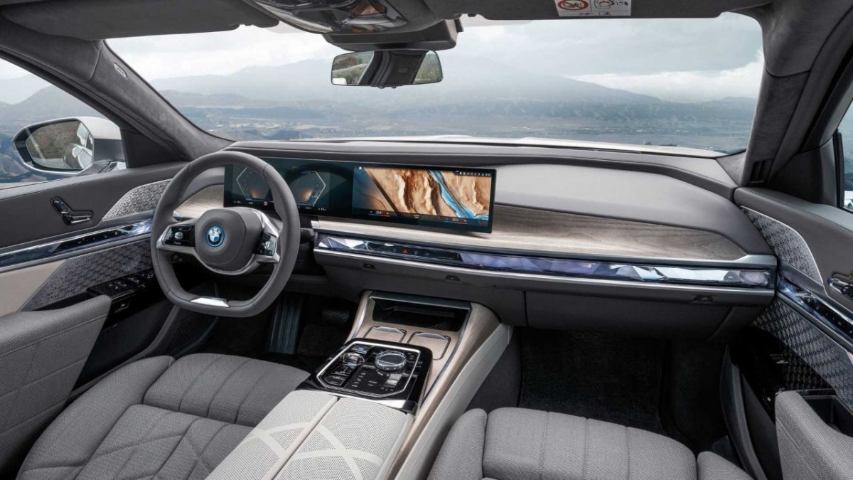 [BMW i7 é novo sedã de luxo e elétrico da marca: conheça ]