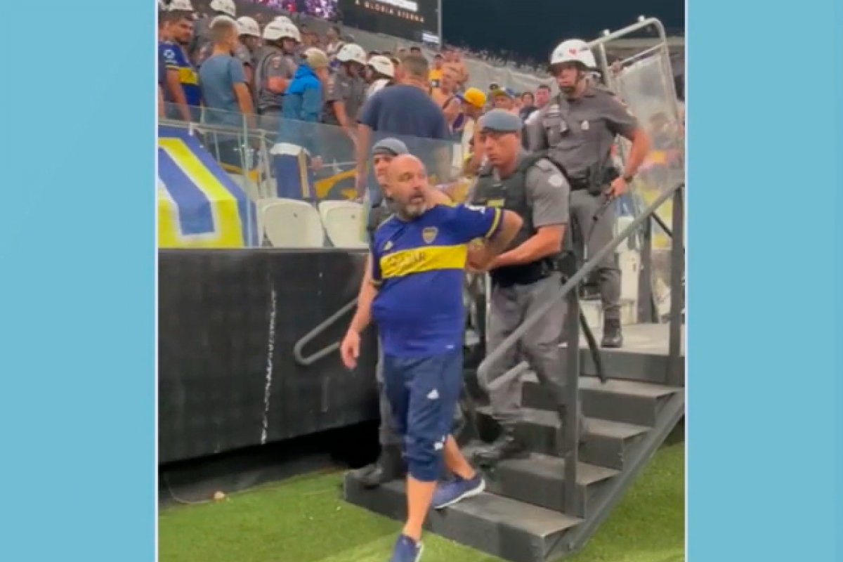 [Torcedor do Boca Juniors preso após imitar macaco é solto ao pagar fiança e retorna à Argentina]