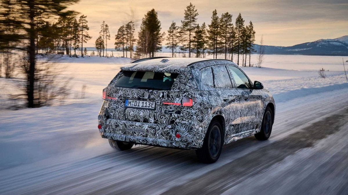 [BMW X1 elétrico é testado no gelo e chegará ao mercado ainda esse ano ]