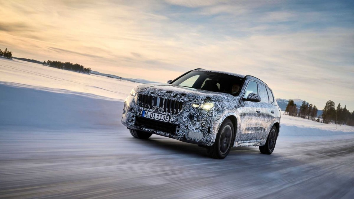 [BMW X1 elétrico é testado no gelo e chegará ao mercado ainda esse ano ]