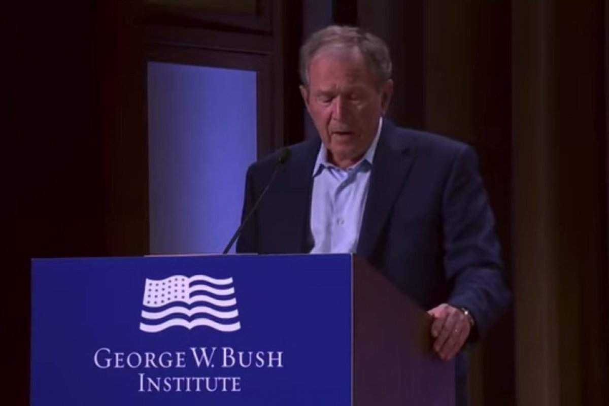 [Bush faz críticas sobre invasão comandada por ele ao falar da Ucrânia]