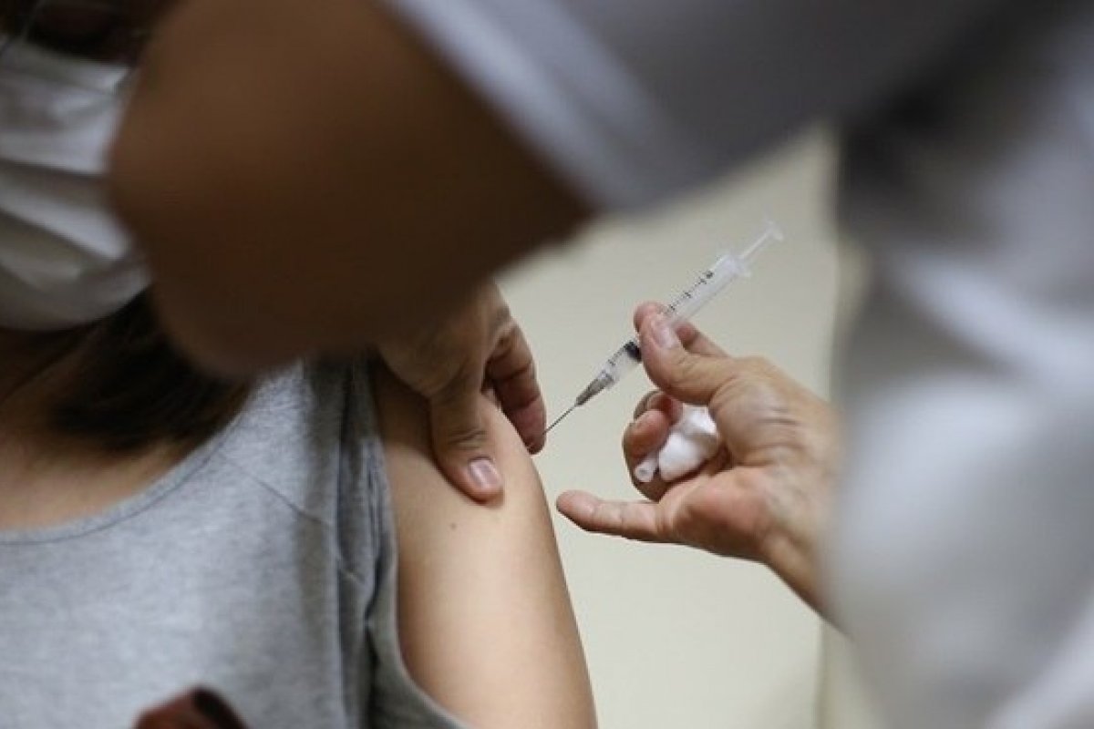[Quatro a cada dez brasileiros aptos não receberam a terceira dose de vacina contra a Covid-19]