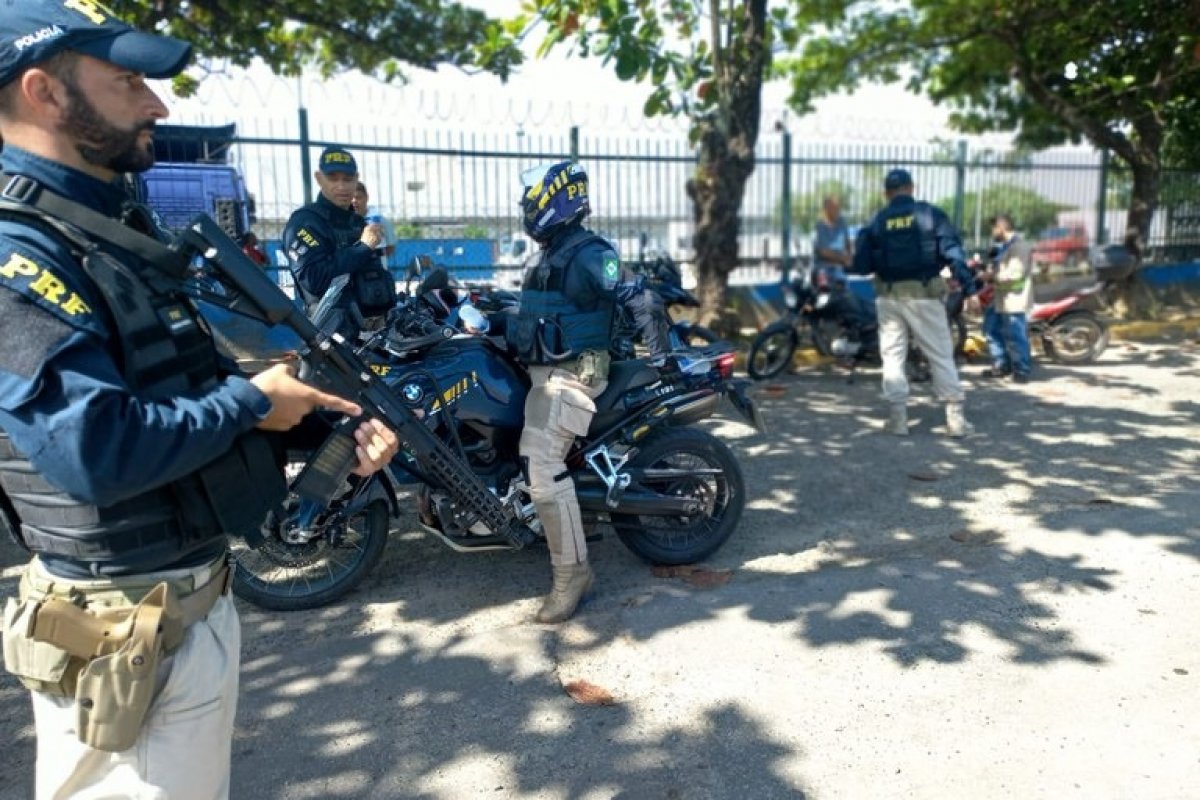 [PRF fiscaliza motocicletas na região metropolitana de Salvador]