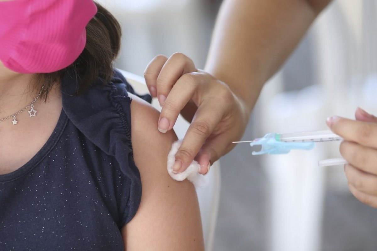 [Covid-19: mais da metade das crianças vacinadas pode estar com 2ª dose atrasada]
