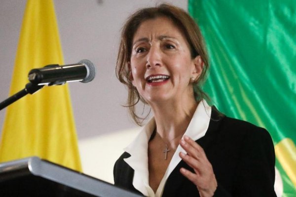 [Íngrid Betancourt, desiste da candidatura à presidência da Colômbia a uma semana da votação]