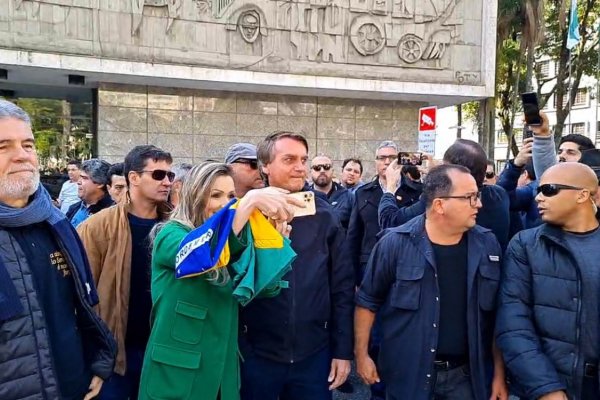 [Vídeo: aclamado pelo público, Bolsonaro participa da Marcha para Jesus em Curitiba]
