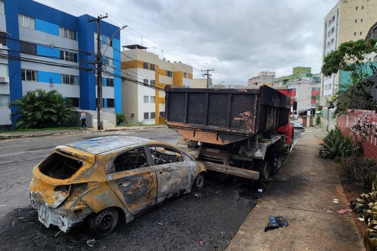 [Salvador: carro pega fogo após batida na Vila Laura]