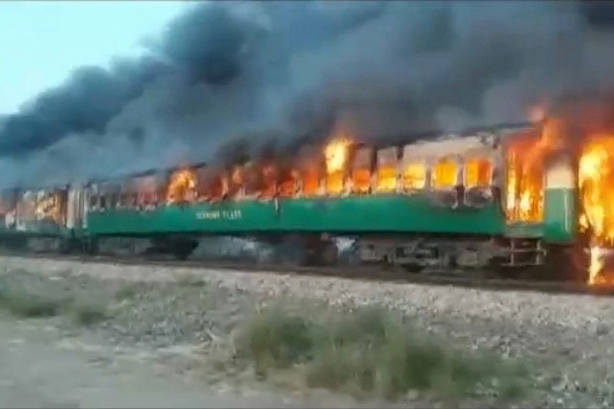 [Botijão explode e mata 71 pessoas em trem no Paquistão ]