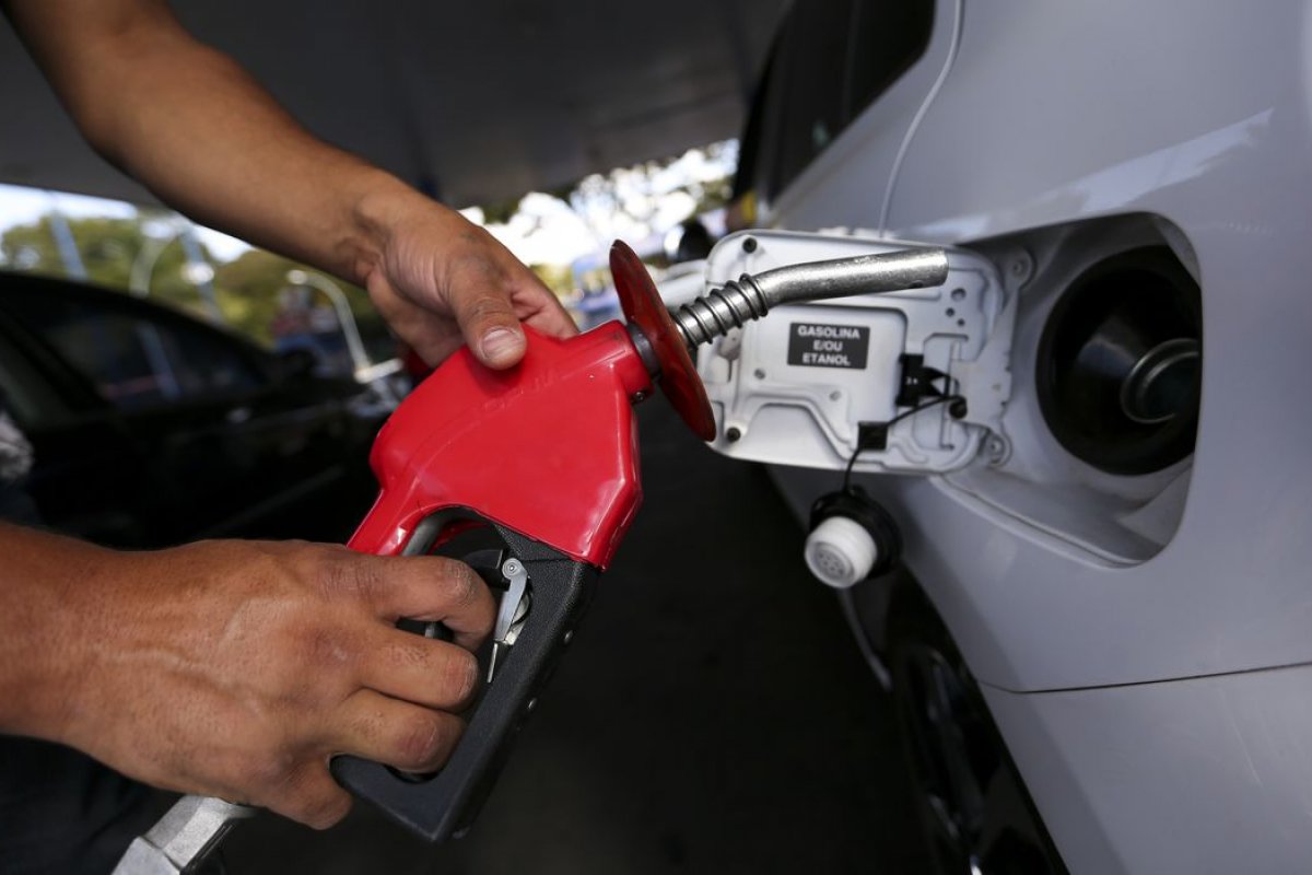 [Petrobras anuncia aumento de 5,2% no preço da gasolina e 14,2% no diesel ]