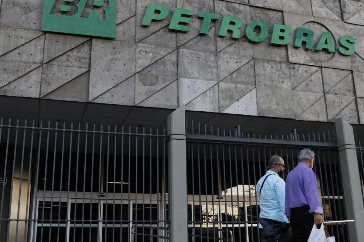 [Petrobras: Bolsa fecha estável após queda de 5% em ações]
