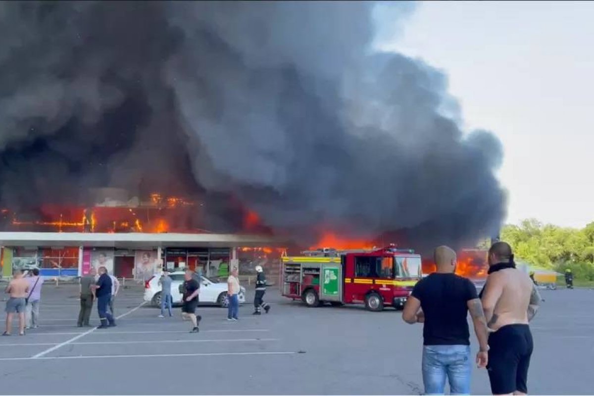 [Vídeo: míssil atinge shopping movimentado na Ucrânia, deixando mortos e feridos]