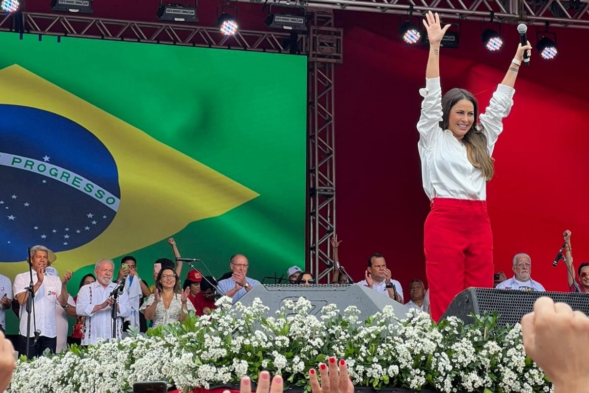 [Alinne Rosa canta Hino Nacional em evento de Luiz Inácio Lula da Silva, na capital baiana! ]