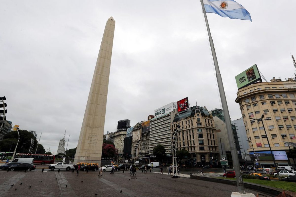 [Justiça condena dez militares à prisão perpétua por crimes no Campo de Mayo durante a ditadura na Argentina ]