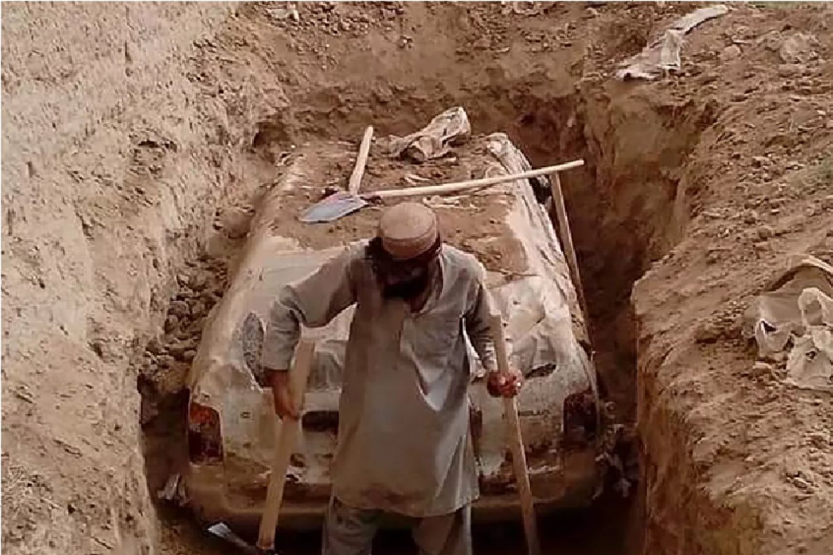 [Afeganistão: carro utilizado por líder do Talibã em fuga após ataques de 2001 é desenterrado]