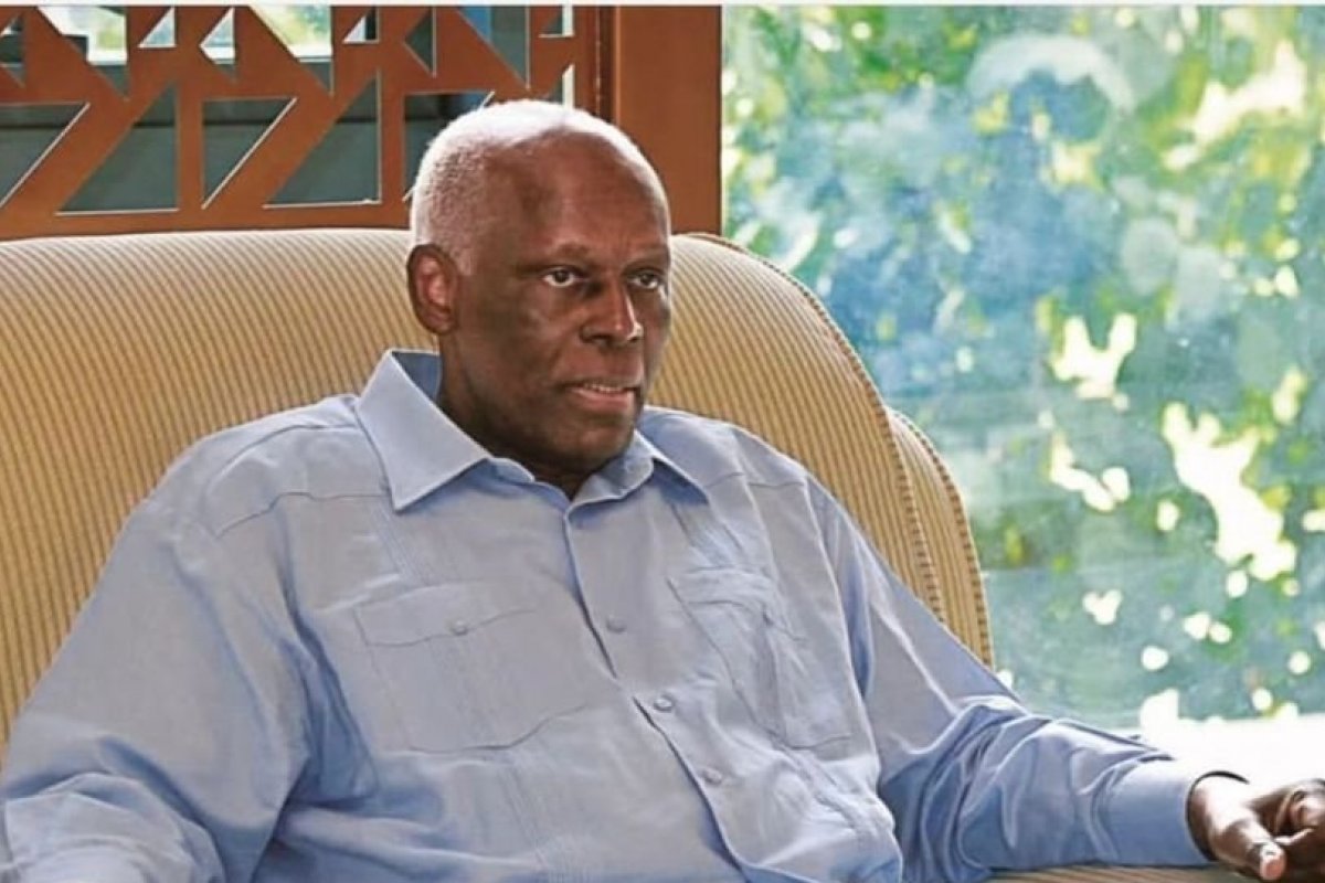 [Ex-presidente da Angola morre aos 79 anos]