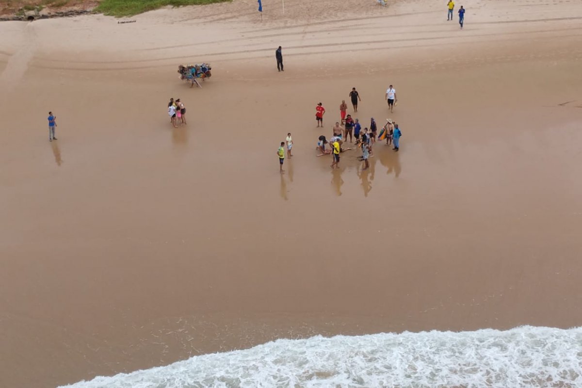 [Adolescente de 12 anos é resgatado após se afogar em praia de Salvador]