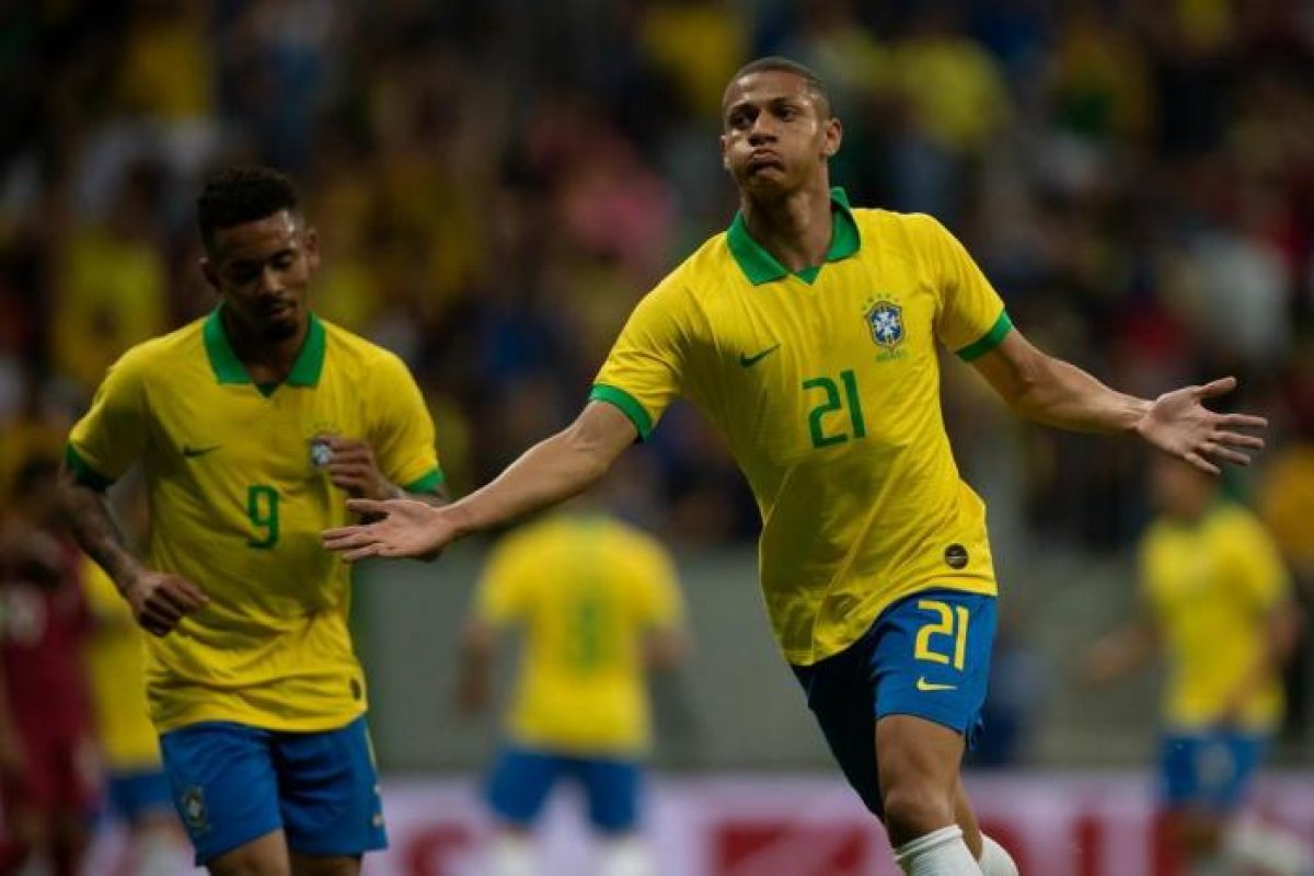 [Richarlison brilha e Brasil vence Catar em amistoso; Neymar sai machucado e preocupa ]