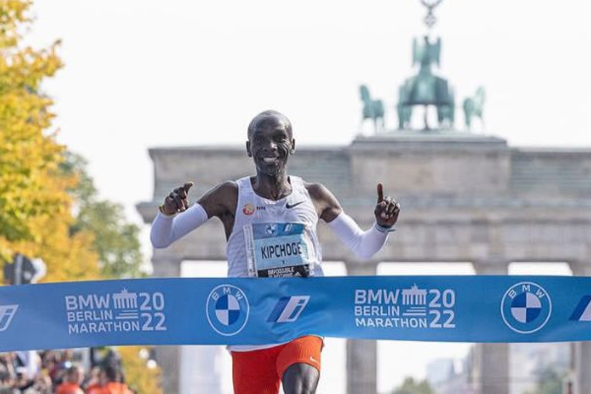 [Eliud Kipchoge bate próprio recorde mundial e vence Maratona de Berlim ]