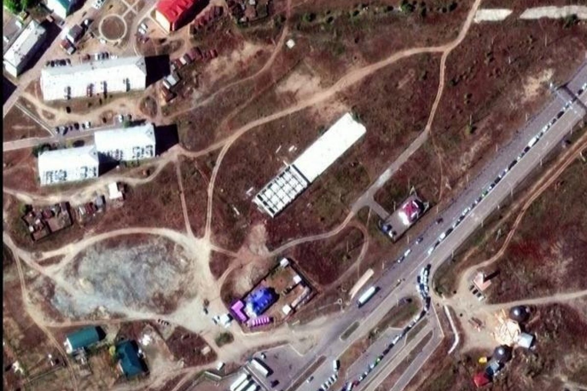 [Imagens feitas por satélite mostram filas de carros nas fronteiras da Rússia com Geórgia e Mongólia]