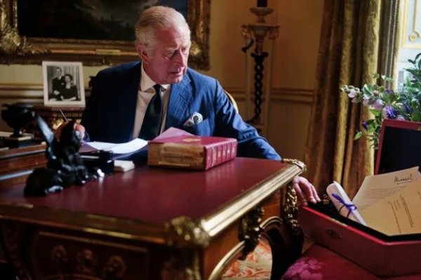 [Palácio de Buckingham revela nova cifra real de Charles III]