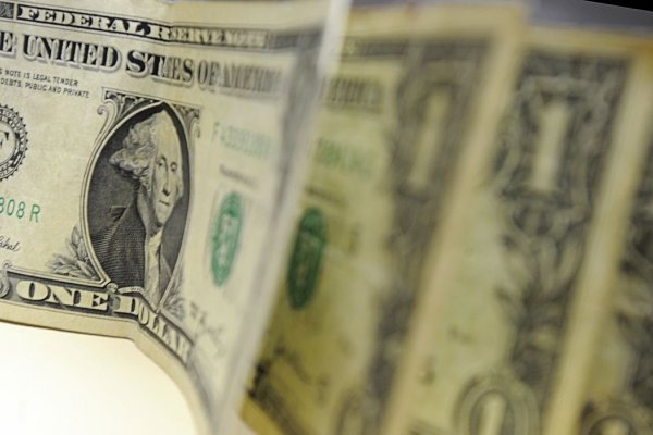 [Investidores buscam ativos ligados ao dólar diante de incertezas na economia global]