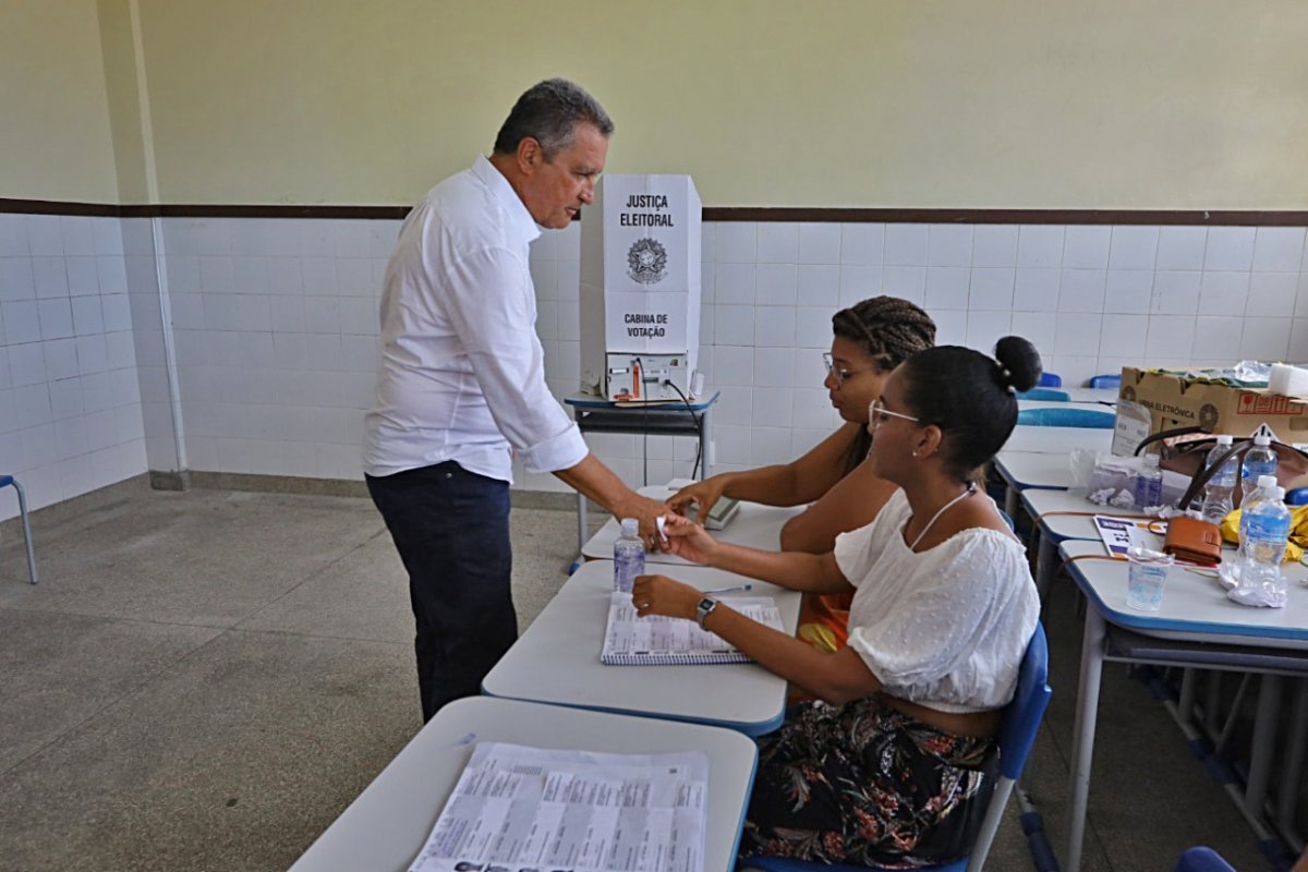 [Rui Costa vota em colégio eleitoral no bairro da Liberdade, em Salvador]