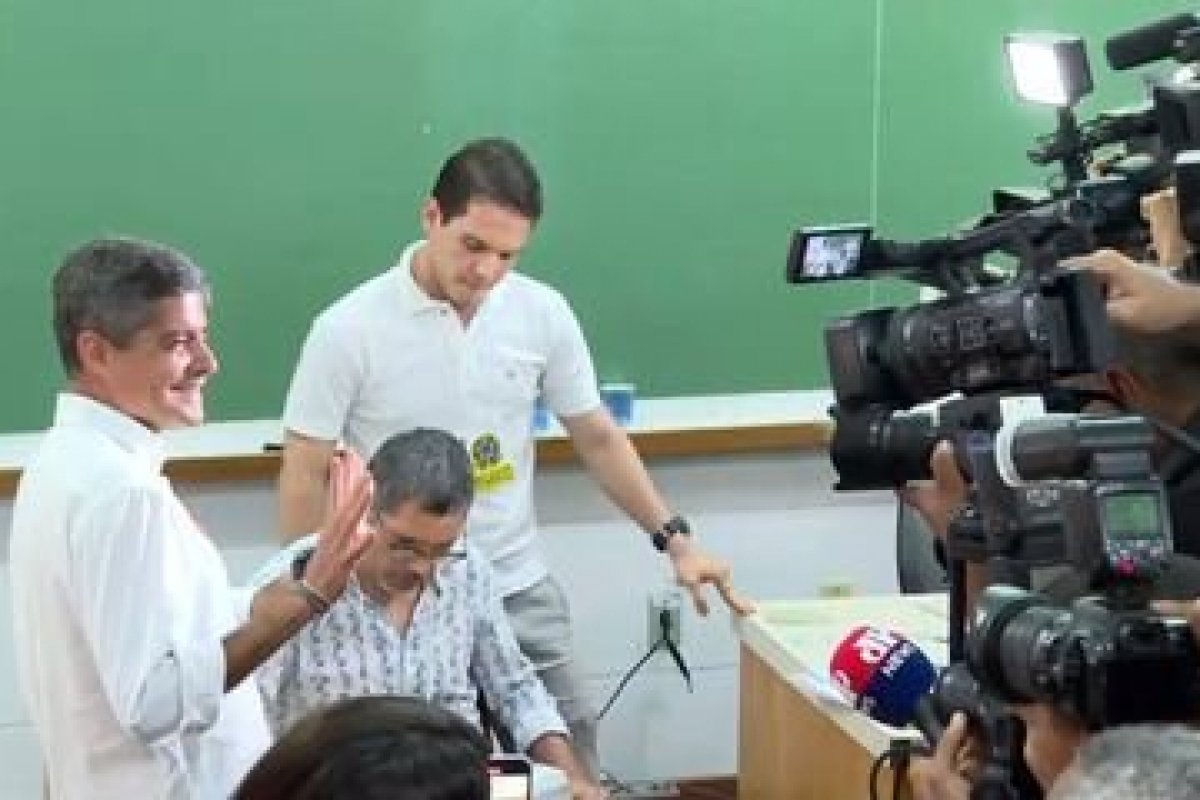 [Vídeo: Na companhia da candidata a vice, ACM Neto vota em Salvador]