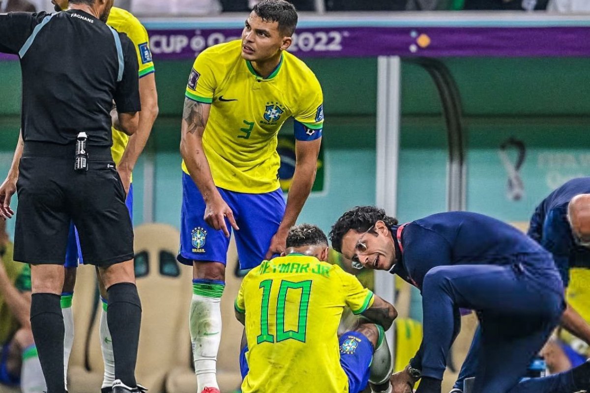[Com lesões nos tornozelos, Neymar e Danilo não jogam mais na primeira fase da Copa do Mundo]