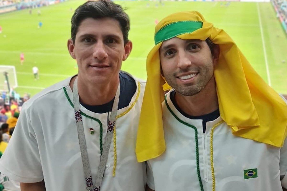 [Paulo Sanjuan e Victor Sanjuan se juntam à torcida brasileira no Catar! ]