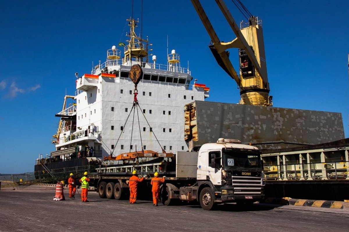 [Porto de Santos quebra recorde para o mês e movimenta 14,4 milhões de toneladas em outubro]